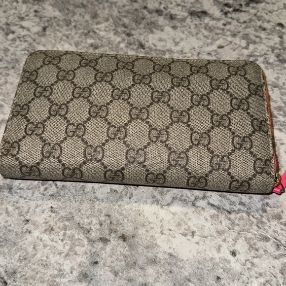 Gg Monogram Supreme Heart Zip Around Wallet Fluorescent Fuchsia - Picture 2 of 8